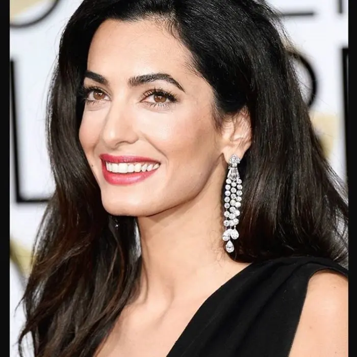 Amal Clooney avec des sourcils épais
