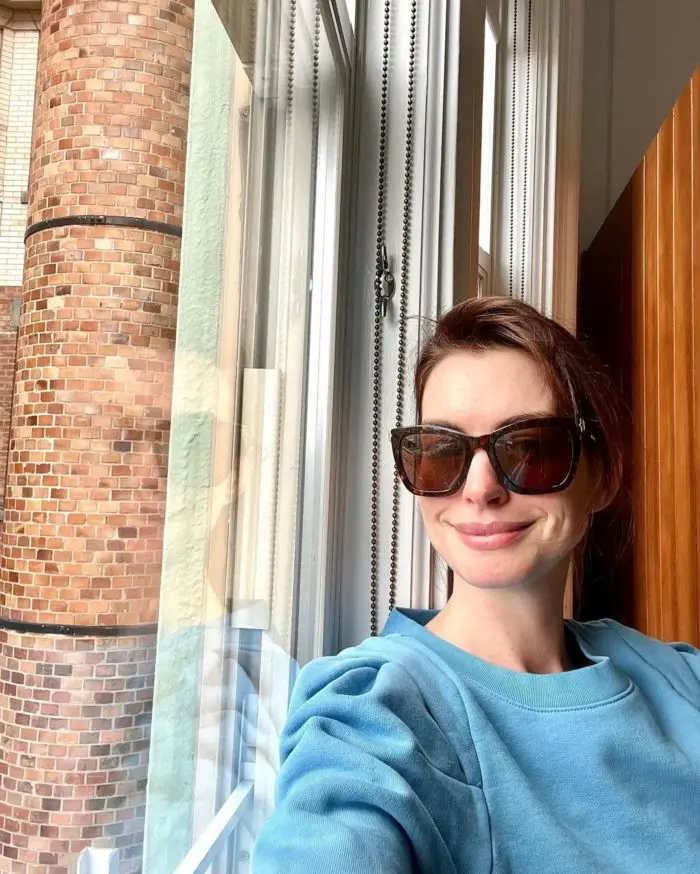Anne Hathaway avec des lunettes