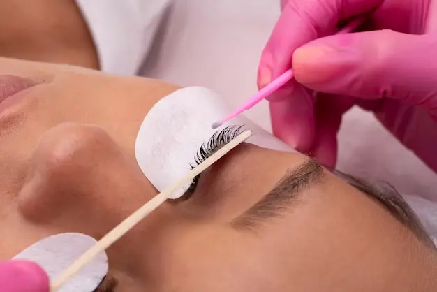 Appliquer de l'huile de ricin sur les cils