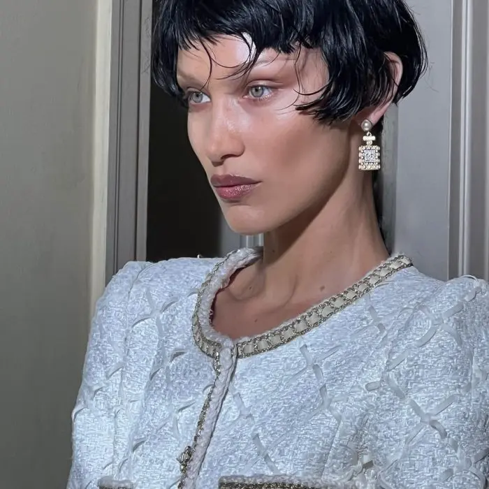 Bella Hadid aux yeux enfoncés