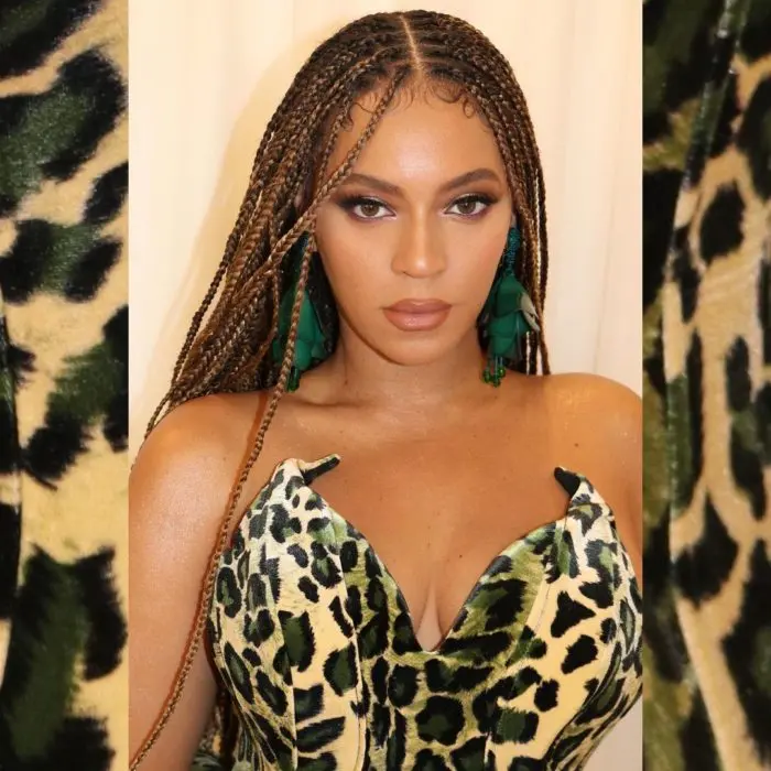 Beyoncé avec des sourcils épais