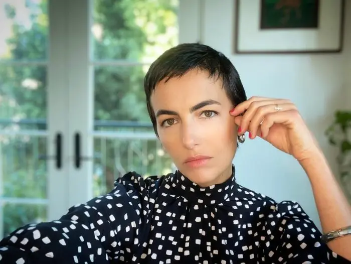 Camilla Belle avec des sourcils épais