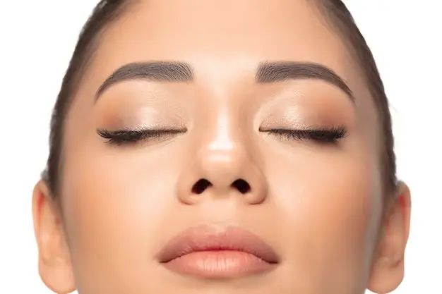 Conseils maquillage pour yeux tombants