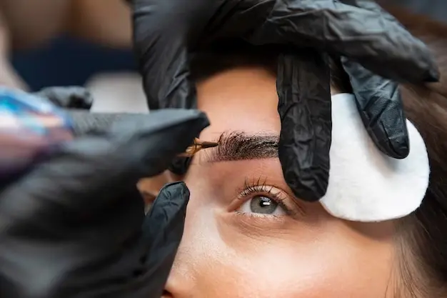 Coût Moyen du Tatouage des Sourcils