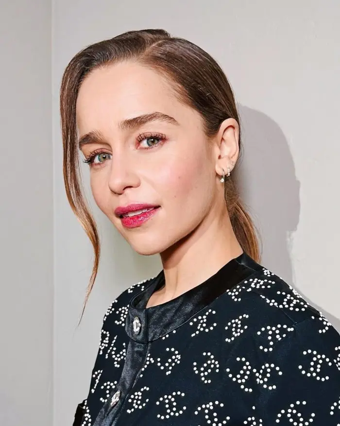 Emilia Clarke avec des sourcils épais