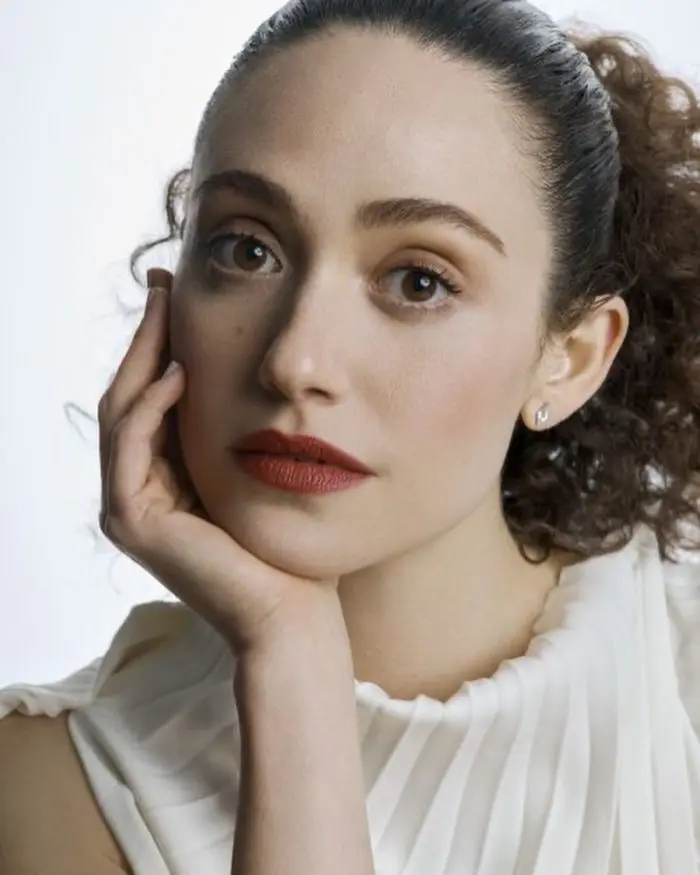 Emmy Rossum avec des sourcils épais
