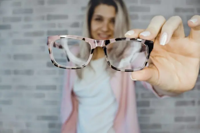 Empêcher les lunettes de glisser sur le nez