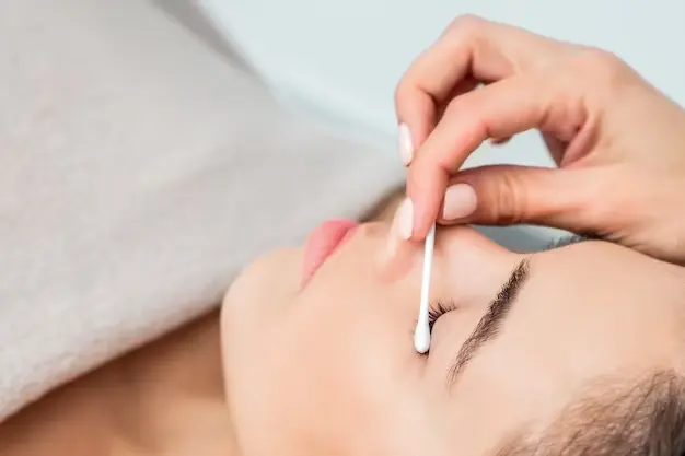 Enlever la colle pour faux cils