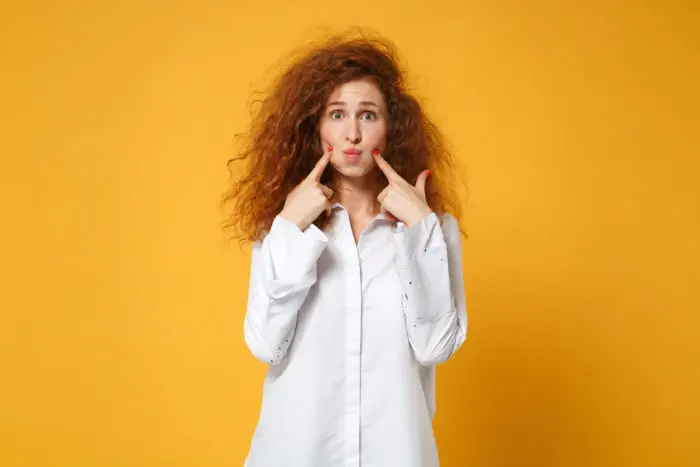 Femme rousse avec lunettes adaptées