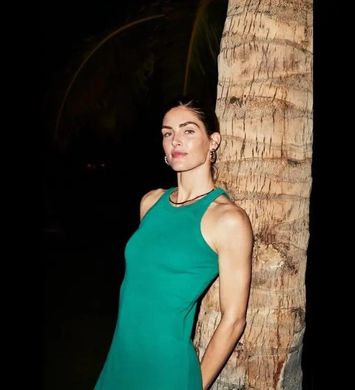 Hilary Rhoda avec des sourcils épais