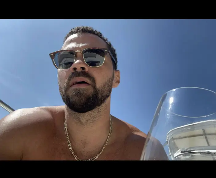 Jesse Williams avec des lunettes