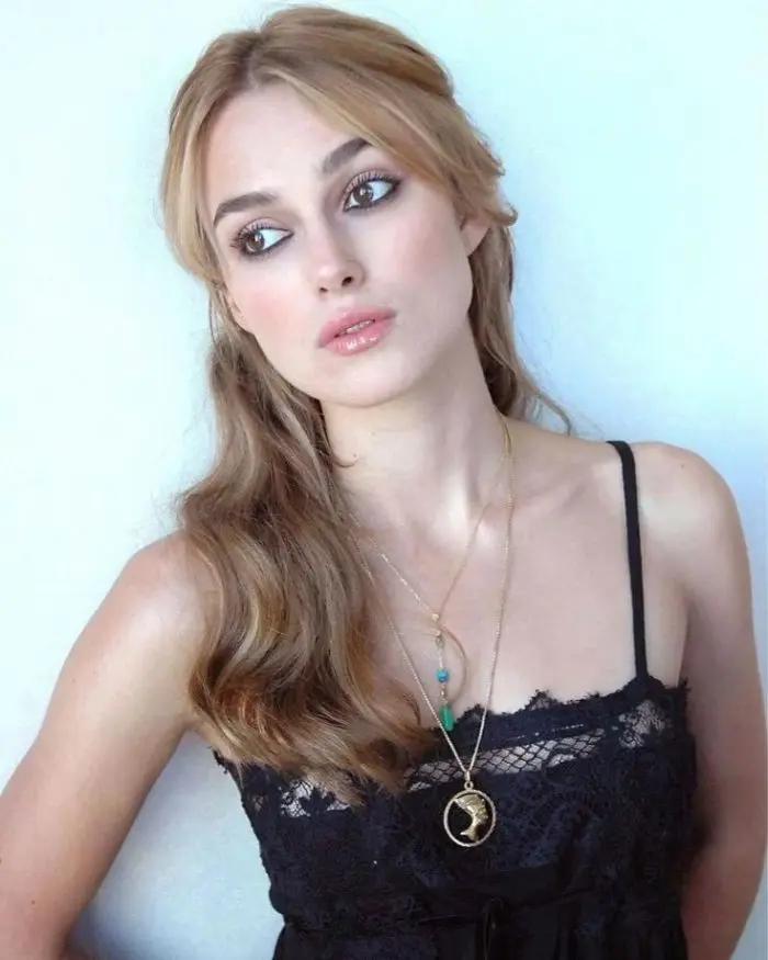 Keira Knightley avec des sourcils épais