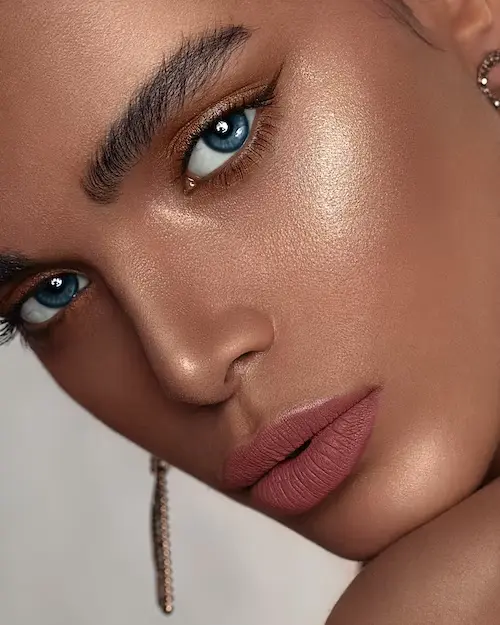 Les meilleurs maquillages pour yeux bleus
