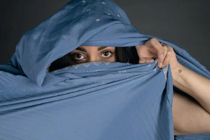 Les yeux tombants sont-ils attirants ?
