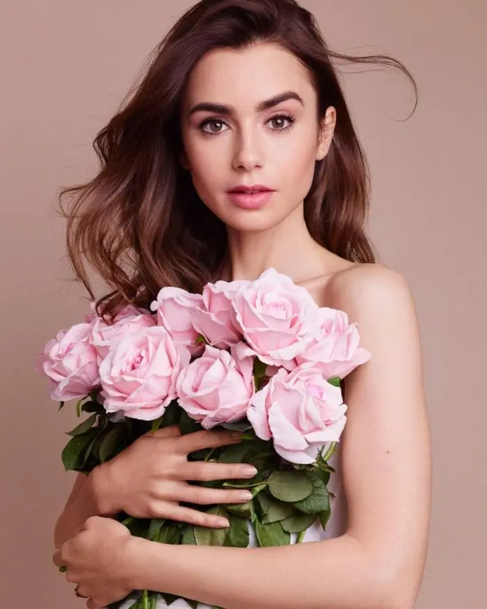 Lily Collins avec des sourcils épais