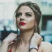 Maquillage des yeux avec rouge à lèvres rouge