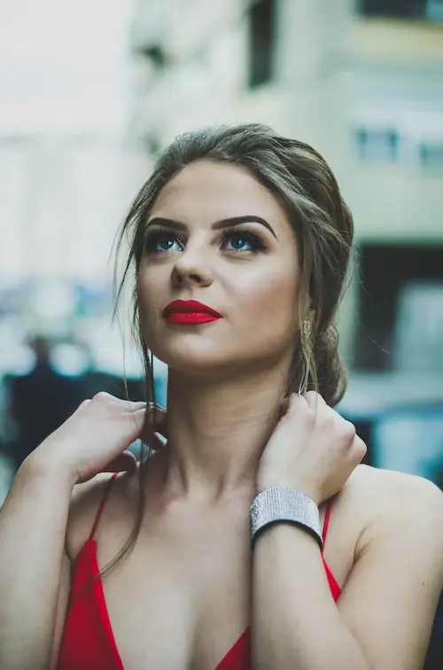 Maquillage des yeux avec rouge à lèvres rouge