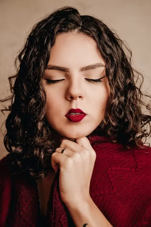 Maquillage éclatant avec rouge à lèvres rouge audacieux