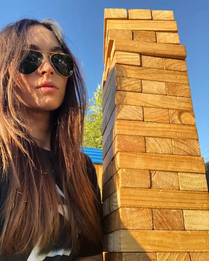 Megan Fox avec des lunettes élégantes