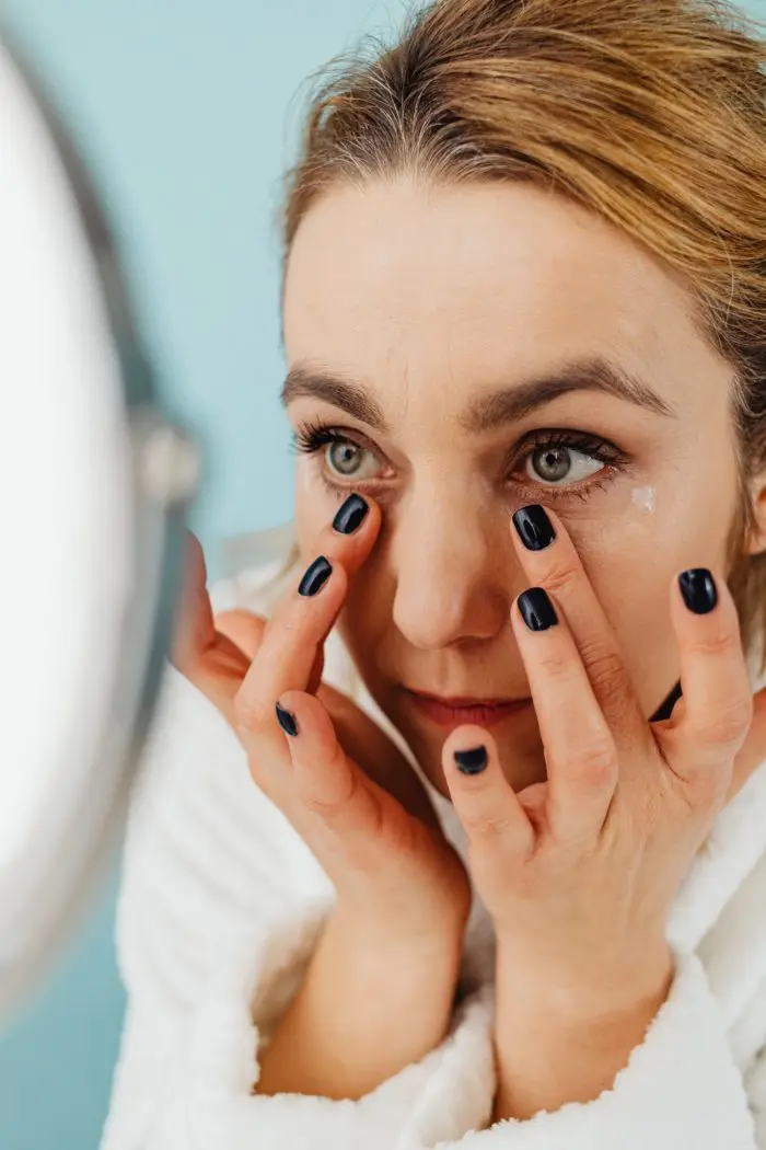 Ne pas appliquer l’anti-cernes trop près des cils