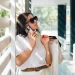 Personnes portant des lunettes de soleil à l'intérieur