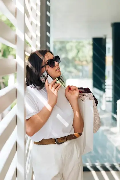 Personnes portant des lunettes de soleil à l'intérieur