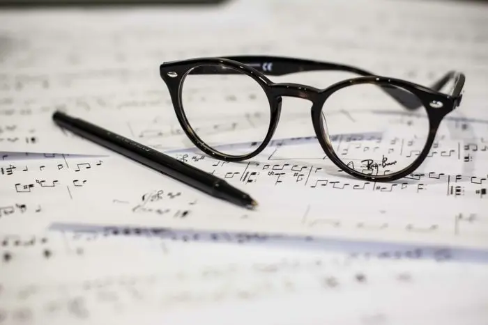 Plaquettes de lunettes laissant des marques
