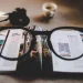 Porter des appareils auditifs avec des lunettes