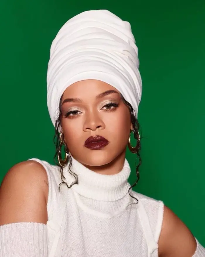 Rihanna avec des sourcils épais