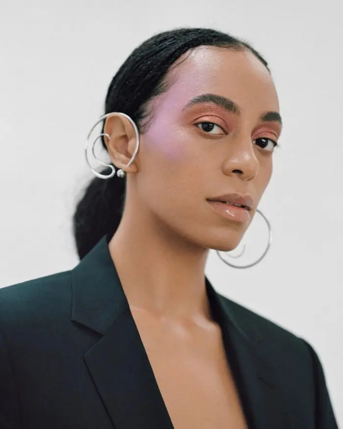 Solange avec des sourcils épais
