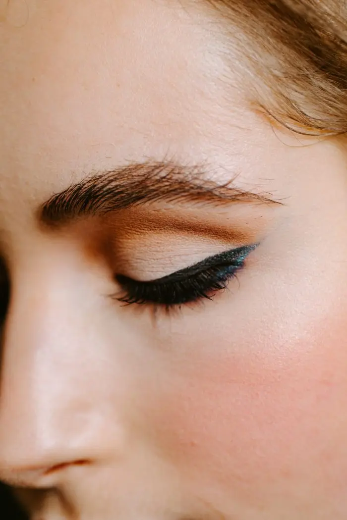 Tailler ses sourcils à la maison