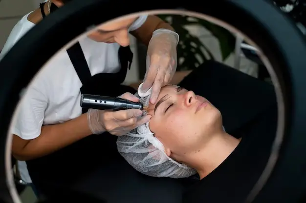 Tatouage : Avantages et Inconvénients pour des Sourcils Parfaits