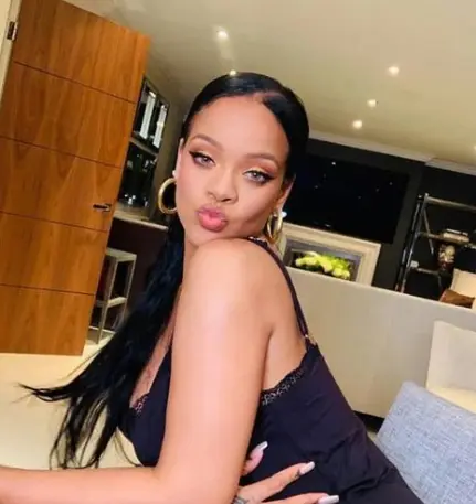 yeux en amande de rihanna