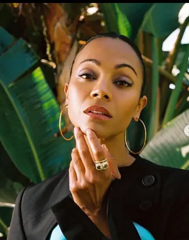 zoe saldana aux yeux en amande