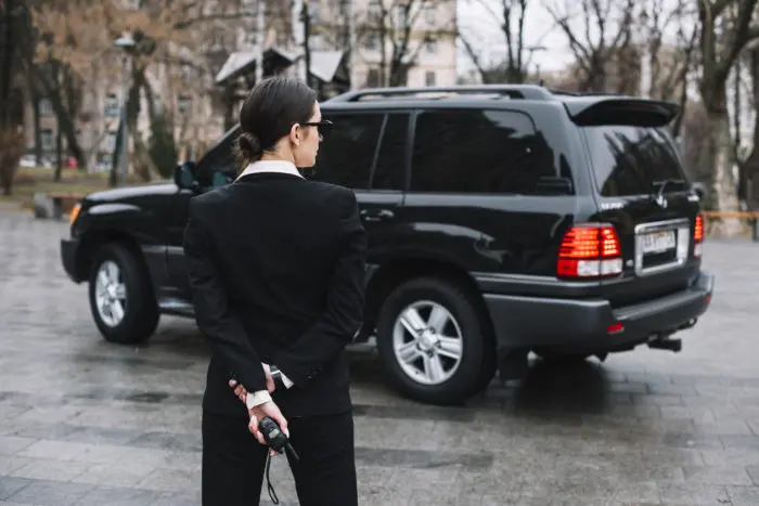 Agent de sécurité observant la zone
