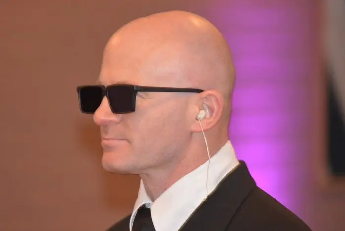 Agents de sécurité avec lunettes de soleil