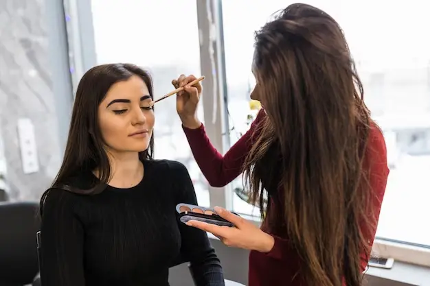 Astuces pour utiliser l'ombre à paupières comme eyeliner
