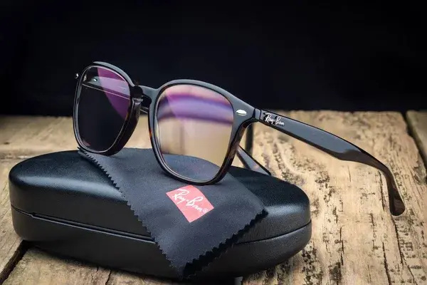 Conseils pour éviter les rayures sur vos lunettes Ray-Ban