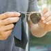 Enlever les rayures sur des lunettes de soleil Ray-Ban