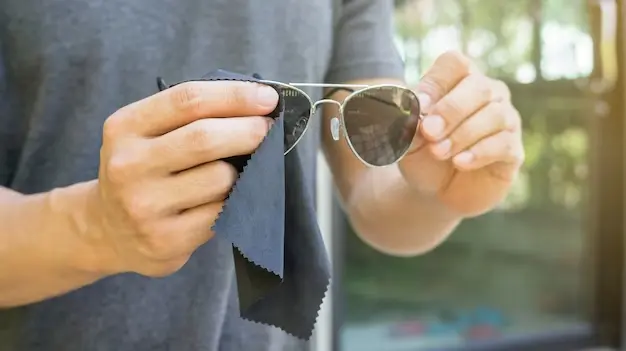 Enlever les rayures sur des lunettes de soleil Ray-Ban