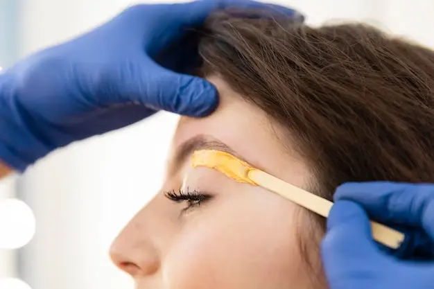 épilation à la cire sourcils