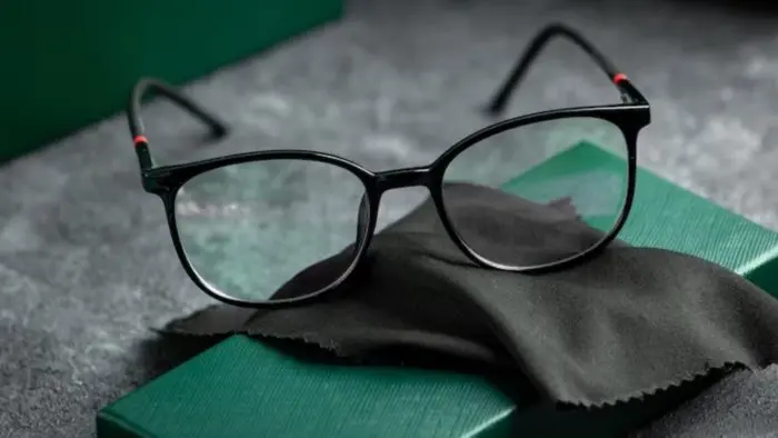 étapes pour ajuster des lunettes de soleil trop larges