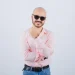 Hommes chauves et lunettes de soleil