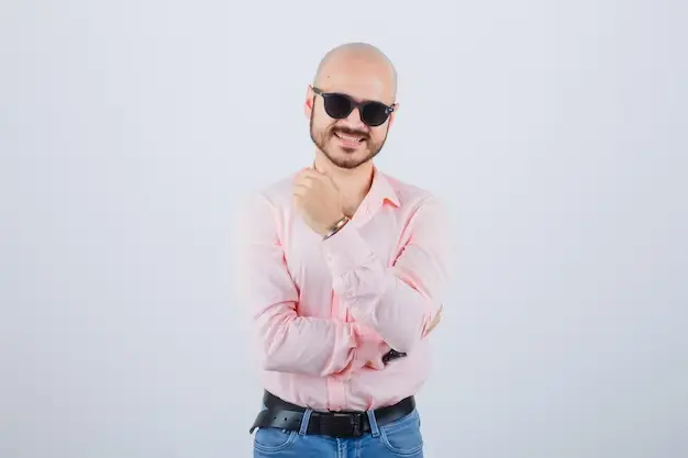 Hommes chauves et lunettes de soleil