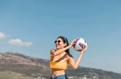 jouer au volley-ball avec des lunettes