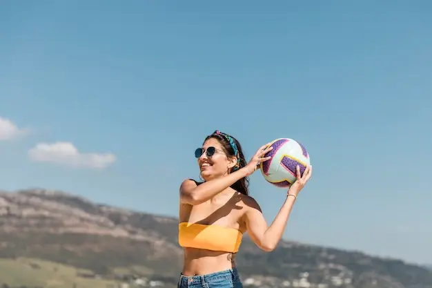 jouer au volley-ball avec des lunettes