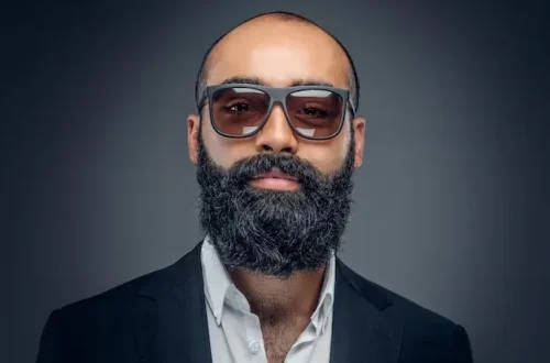 Les hommes chauves avec des lunettes