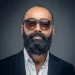Les hommes chauves avec des lunettes