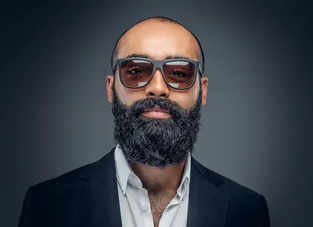 Les hommes chauves avec des lunettes