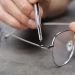Nettoyer les charnières des lunettes de soleil